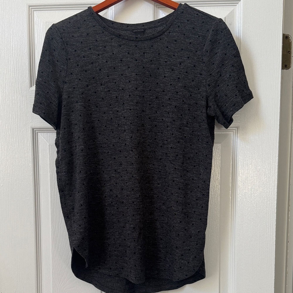 Ann Taylor Dark Gray Short Sleeve polka dot Tee. M